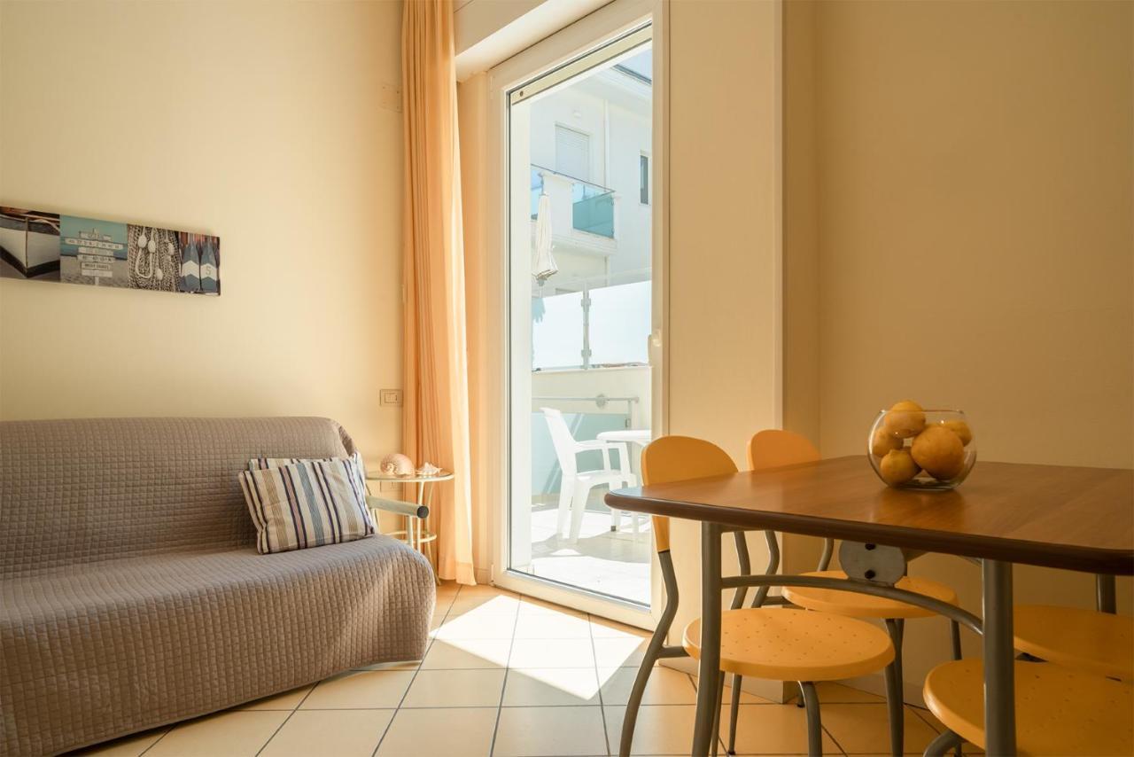Residence Capitol Cattolica Bagian luar foto