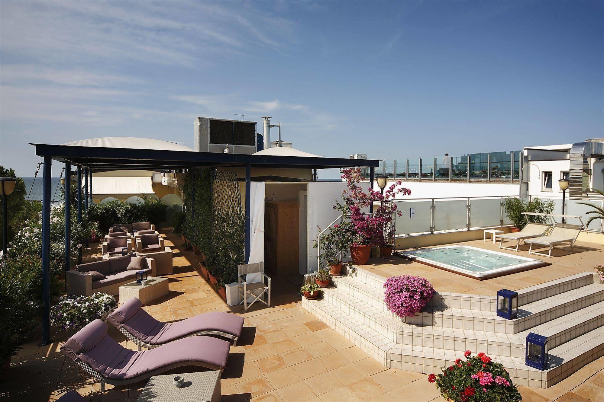 Residence Capitol Cattolica Bagian luar foto